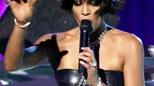 Vocea lui Whitney Houston, afectată de droguri (Video)