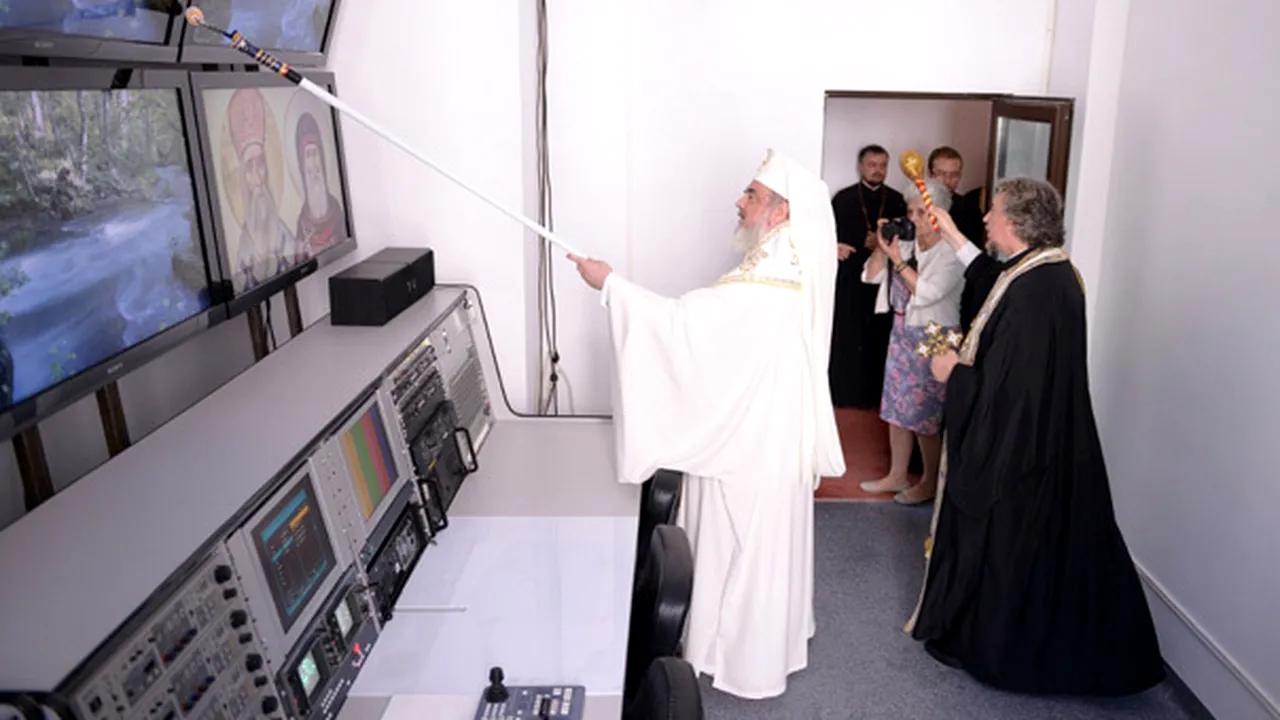 Redacţiile Radio Trinitas şi Trinitas TV, sfinţite de Patriarhul Daniel cu trafaletul - GALERIE FOTO