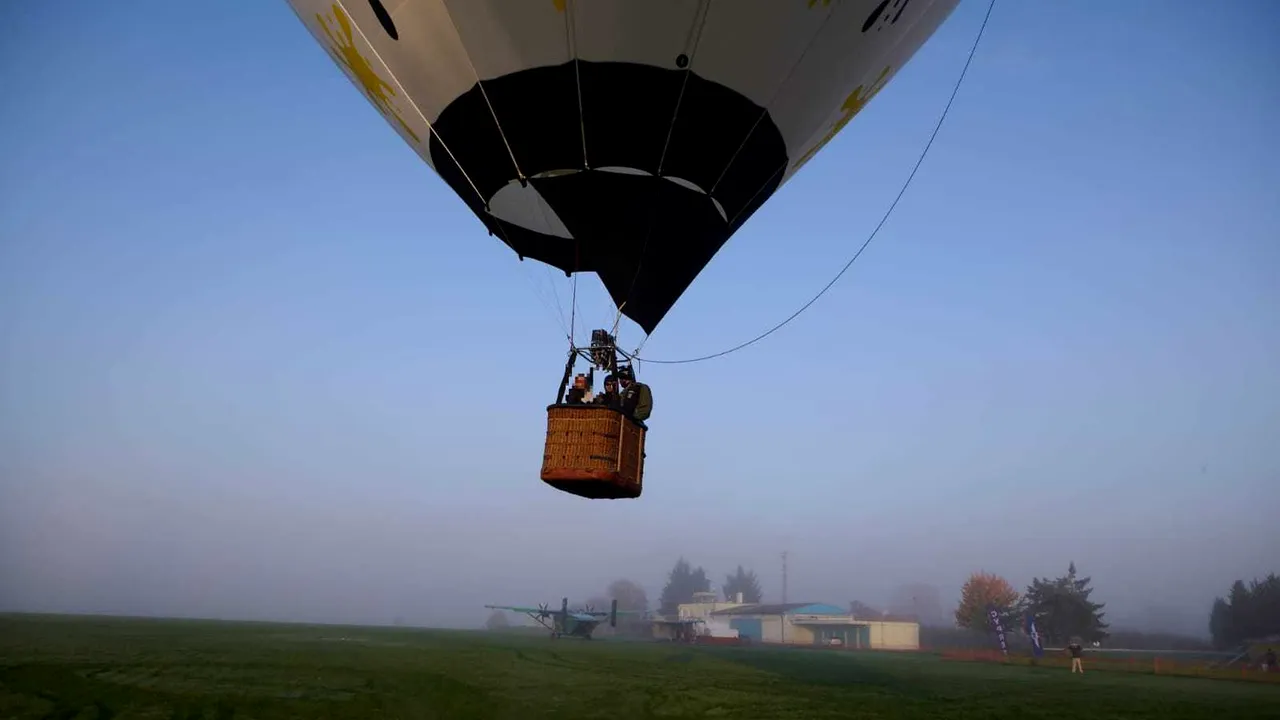 Premieră pentru paraşutiştii Jandarmeriei: salturi de la 4000 de metri, dintr-un balon cu aer cald