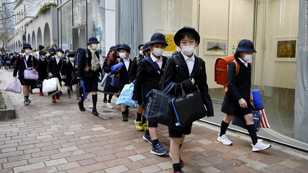 Şcolile din Tokyo renunţă la controversatul cod vestimentar privind culoarea părului şi a lenjeriei de corp