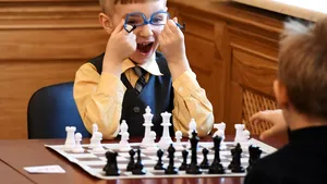 Copiii care suferă de miopie sunt mai predispuşi la depresie şi anxietate  STUDIU 