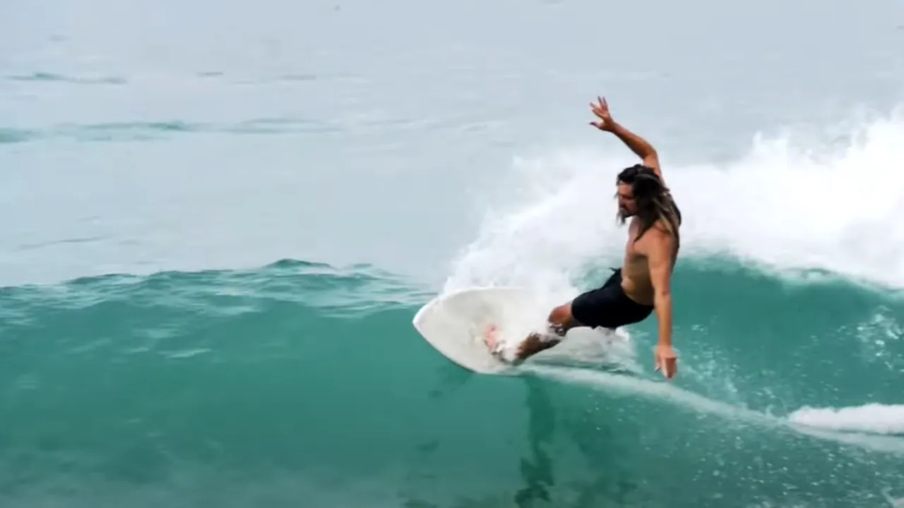 VIDEO Sparge valul la skimboarding. Austin Keen este campion şi adoră să se dea cu placa 