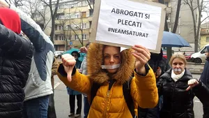 GALERIE FOTO Protestatari cu leucoplast pe gură în Timiş: “Şi mafioţii au câteodată chestia asta, nu văd, nu aud