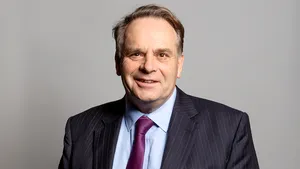 Deputatul britanic care a recunoscut că a vizionat două materiale pornografice în Parlament a demisionat