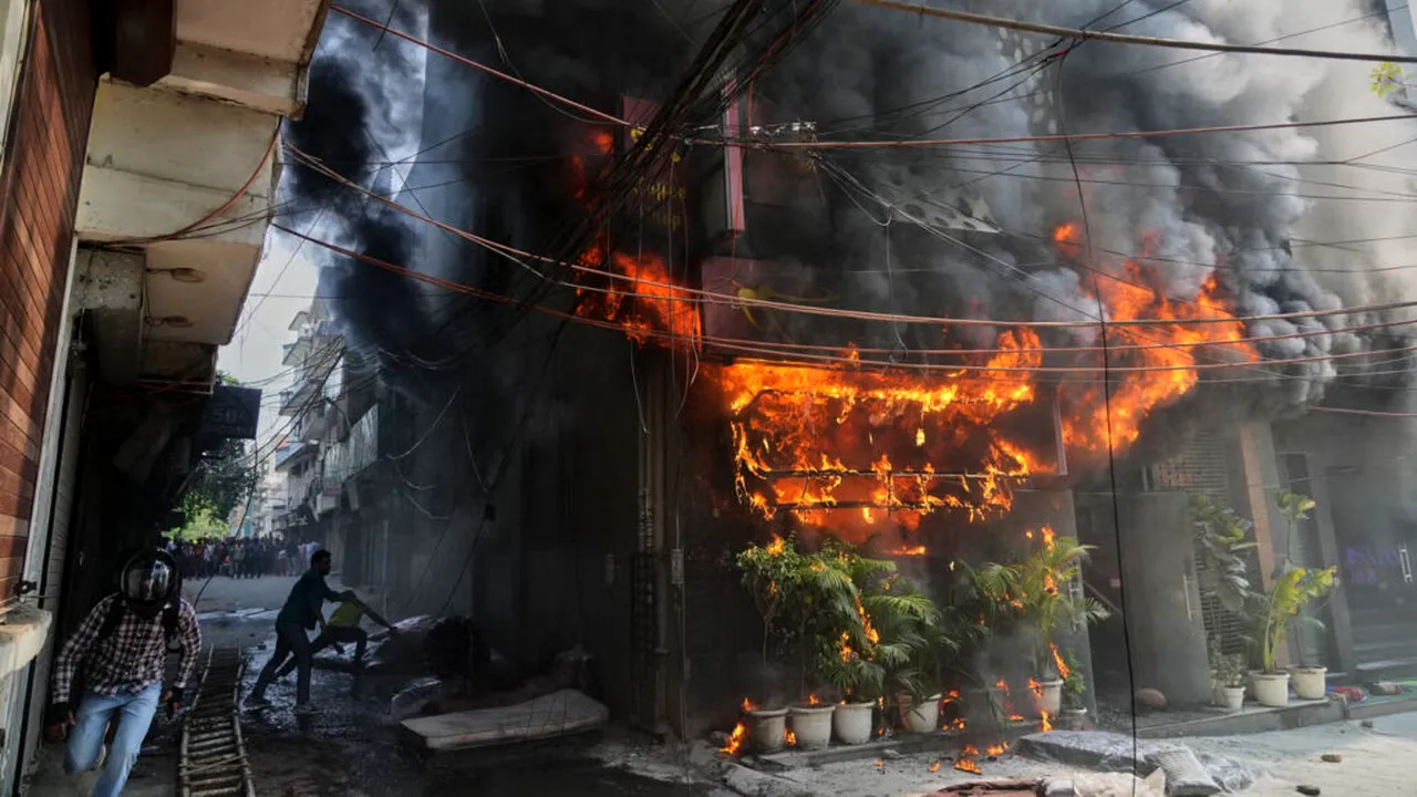 Incendiu devastator într-o clădire din New Delhi: patru morți și 37 de persoane salvate