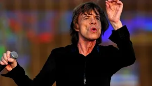 Rockerul Mick Jagger s-a apucat de yoga anti-gravitaţională - VIDEO