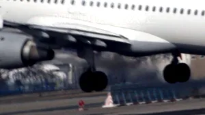 Zeci de zboruri perturbate după ce pista aeroportului din Taipei a fost avariată de un trăsnet
