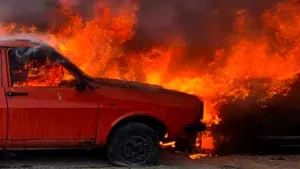 Maşină cu pasageri minori, distrusă de flăcări, în mers