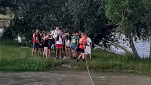 VIDEO. Tineri blocaţi pe o insulă de pe Crişul Repede, salvaţi de pompieri. Nivelul apei a crescut brusc în zonă