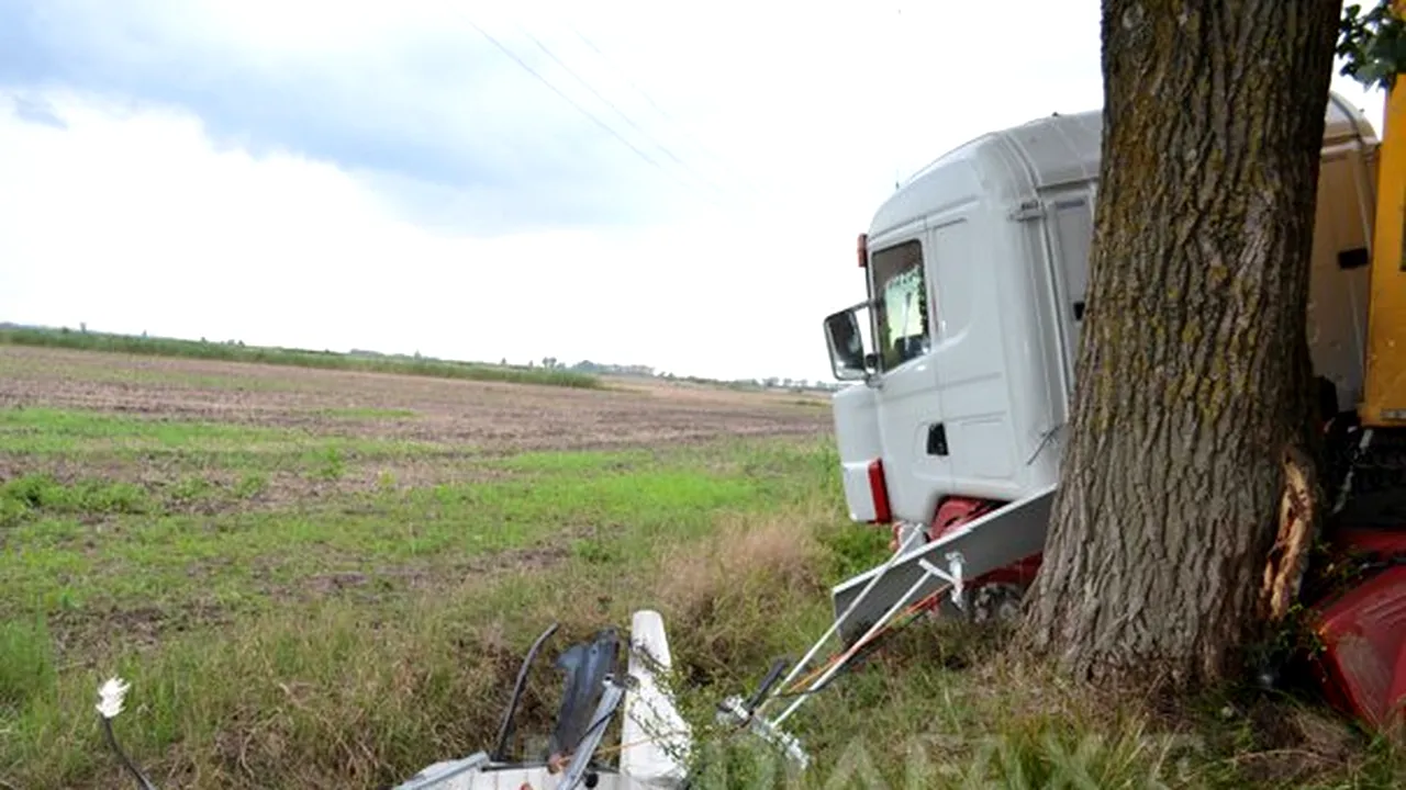 Arad: Poliţist rănit într-un accident, preluat de o unitate SMURD care s-a răsturnat - FOTO