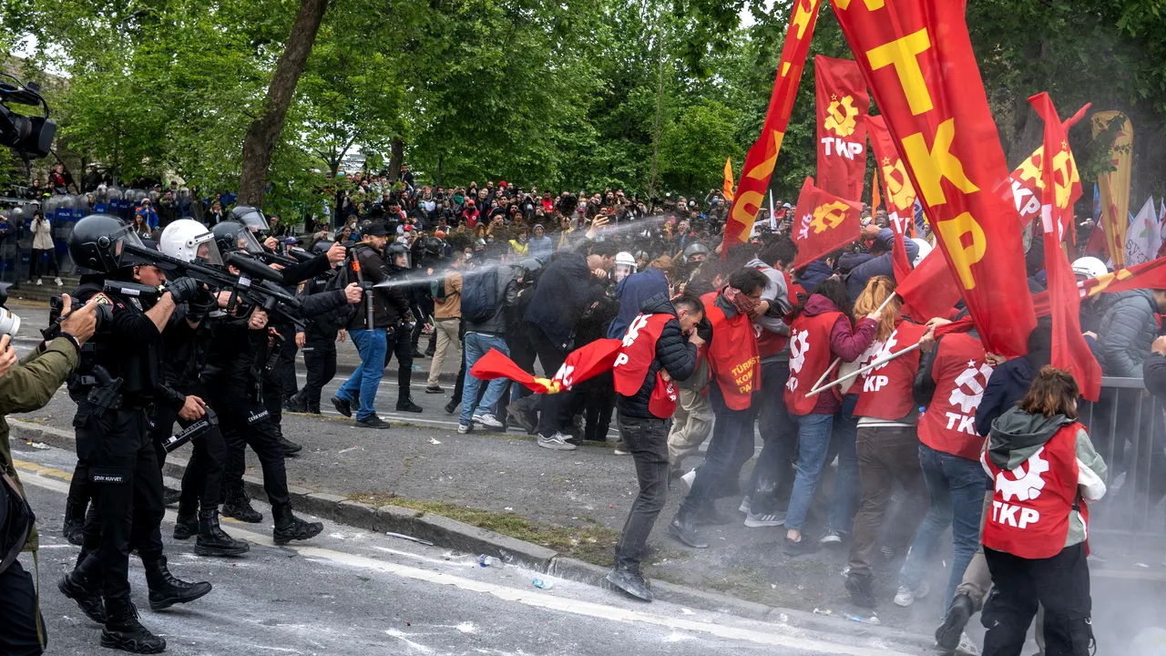 Proteste violente de Ziua Muncii în Franţa şi Turcia 