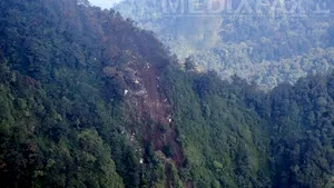 Avionul rusesc dispărut în Indonezia a lovit coasta unui vulcan. Echipele de salvare nu au găsit niciun supravieţuitor - GALERIE FOTO