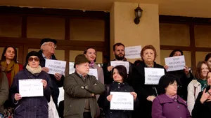 Protestele faţă de OUG 7 se extind şi la Sibiu. Zeci de studenţi şi profesori manifestează pe treptele Facultăţii de Litere