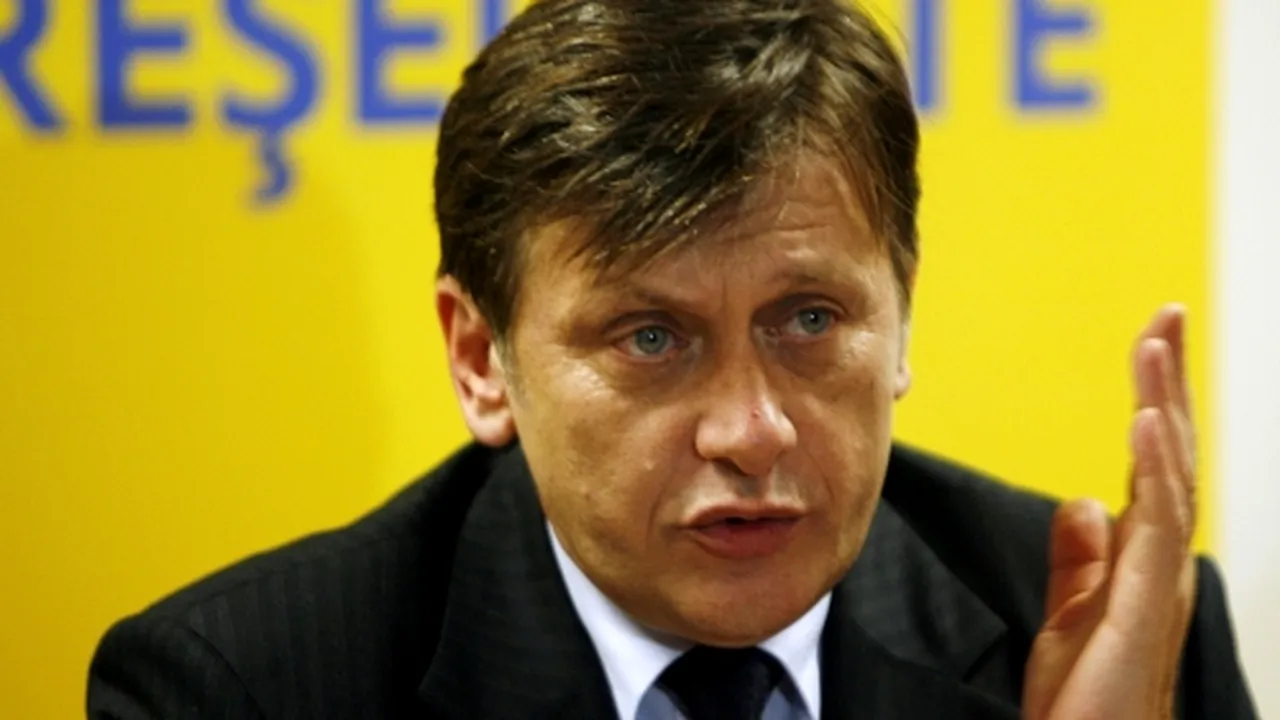 Antonescu îi acuză pe liderii PDL că prin şantaj şi ameninţări racolează liberali din teritoriu