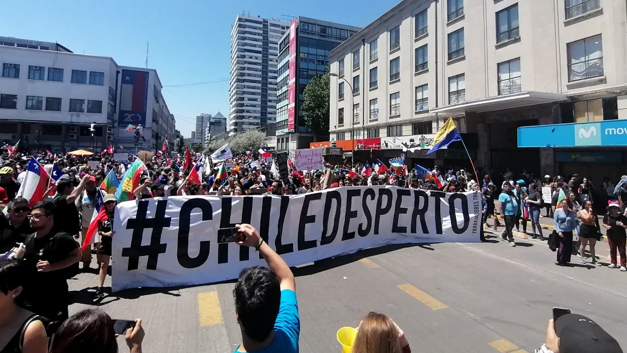 Poliţia din Chile, acuzată de încălcarea drepturilor copiilor în timpul protestelor din ţară