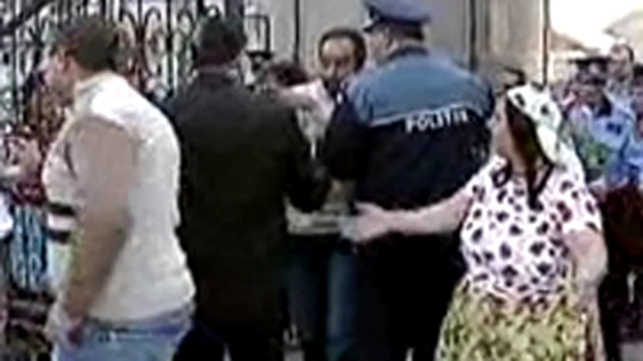 Sinteşti: Scandal cu bătăi şi împuşcături între două familii de romi