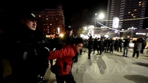 PROTEST, la Universitate, faţă de exploatarea gazelor de şist. Trei dintre manifestanţi au fost duşi la Poliţie, iar alţi doi, la spital - FOTO