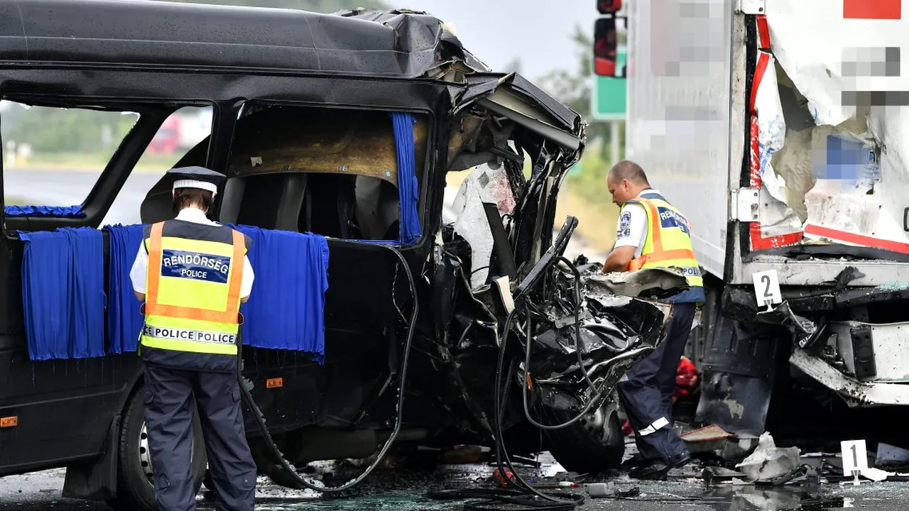 VIDEO | Trei români morţi şi alţi şase răniţi, într-un accident pe o autostradă din Ungaria. Microbuzul în care se aflau a lovit un tir staţionat/ Raed Arafat: Vom transfera în România cei şase răniţi
