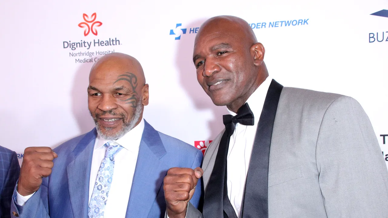 Războiul bunicilor: Tyson versus Holyfield. Cei doi pugilişti sunt foarte aproape de o nouă confruntare în ring