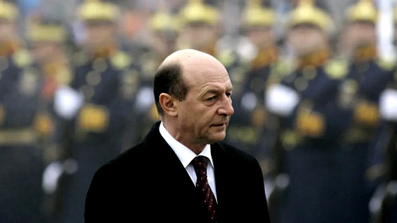 Băsescu: Armata are o dotare destinată apărării teritoriului şi mai puţin intervenţiilor în afară