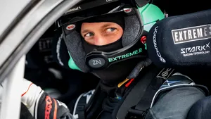 VIDEO Prinţul William, senzaţii tari pe circuit. A testat maşina de curse electrică Odyssey 21