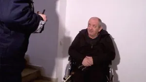 Incident la sediul PNL: O persoană invalidă i-a cerut lui Blaga certificatul de revoluţionar - VIDEO