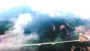 Cel mai lung pod de sticlă din lume, realizat de chinezi, va fi inaugurat la sfârşitul acestui an - VIDEO 