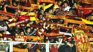 Un suporter al echipei Galatasaray a murit după ce a suferit un atac de cord la meciul cu Fenerbahce