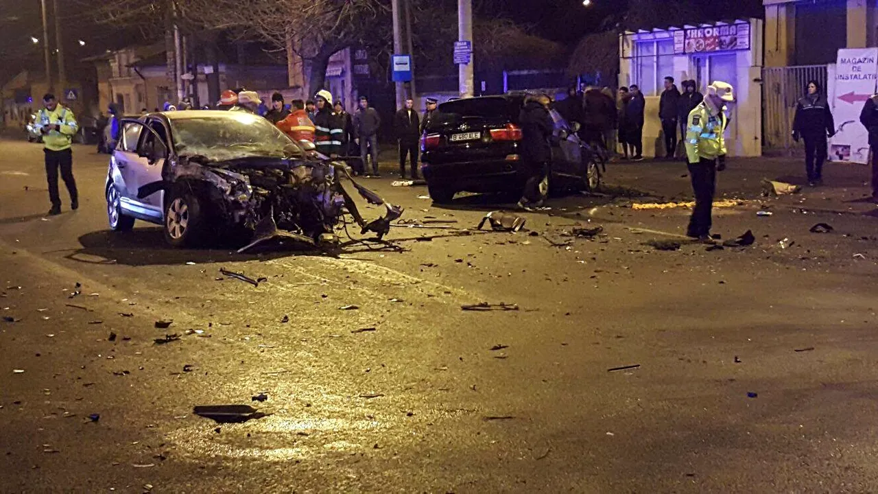 Doi răniţi într-un accident în care au fost implicate trei maşini, în zona Pieţei Ferentari 