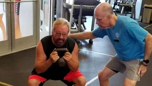 La 76 de ani, Tim Minnick este cel mai vârstnic instructor de fitness. Povestea lui face înconjurul lumii
