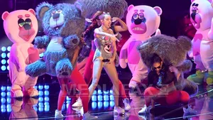 Miley Cyrus a şocat la MTV Video Music Awards. Vedeta a fost la polul opus al inocentei Hannah Montana - VIDEO