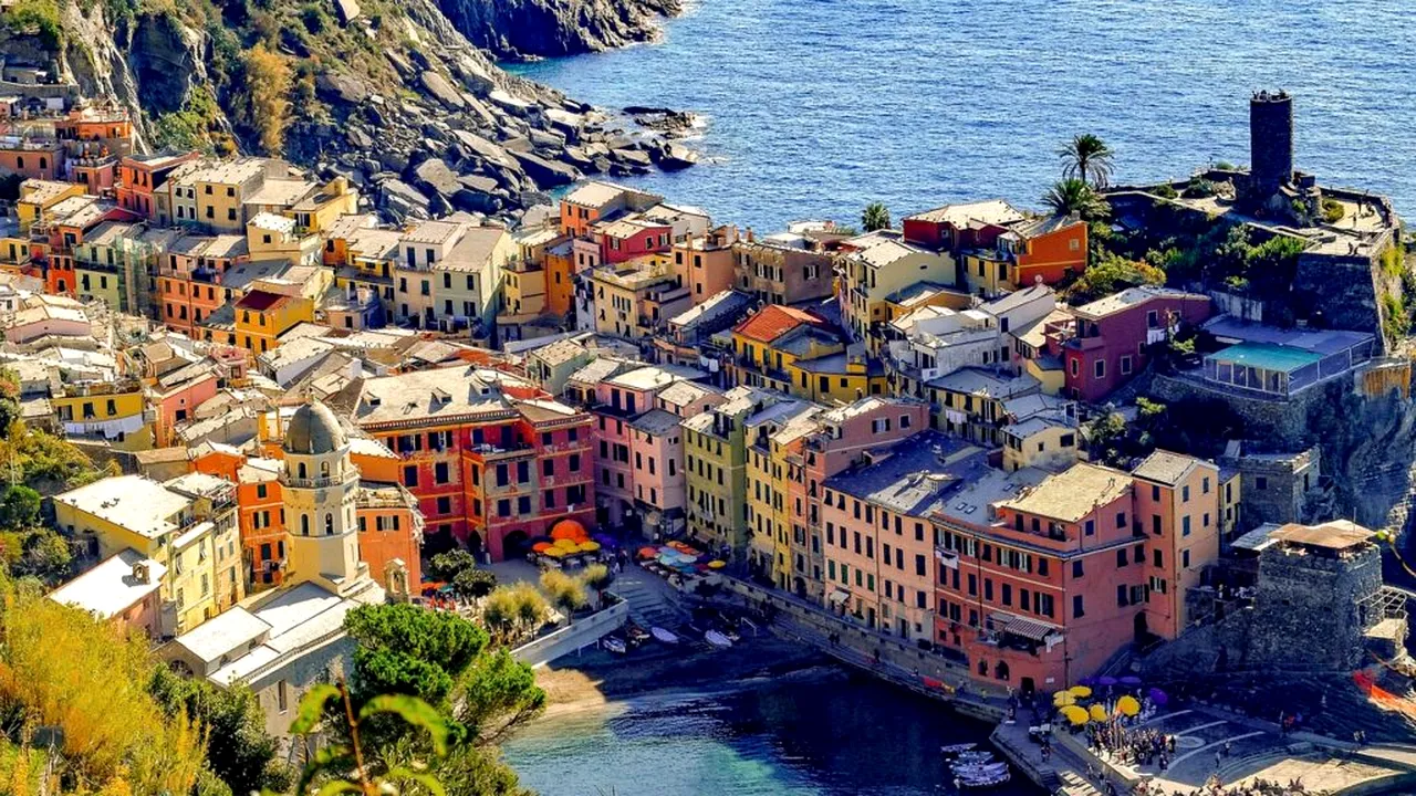 Cea mai frumoasă călătorie cu trenul din lume costă doar 15 euro. Traseul trece prin cinci sate de pe malul mării