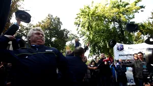 Angajaţi din penitenciare protestează la PDL şi au aruncat caschete în curtea sediului partidului