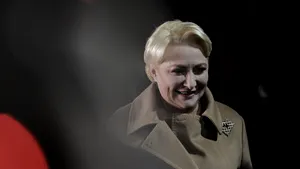 Viorica Dăncilă, surprinsă la o petrecere de Revelion. Cum s-a îmbrăcat atât fostul premier, cât şi alţi politicieni - FOTO