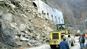 Căderi de pietre de pe versanţi, pe Valea Oltului