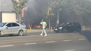 Incendiu în apropiere de Palatul Victoria din Capitală. O rulotă în care se prepara mâncare a luat foc