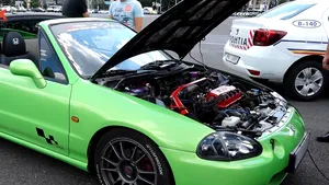 Verdele electrizant al maşinii lui Cătălin a întors privirile poliţiştilor, dar l-a lăsat şi fără talon: la ce trebuie să fii atent atunci când îţi ”tunezi” maşina