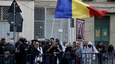 SOCIAL Protest în fața Arestului Central, după ce Călin Georgescu a fost arestat. Peste 300 de oameni scandează în Capitală