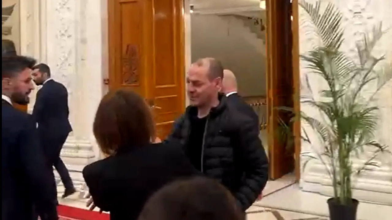 Ofițerul de presă care i-a împins pe jurnaliști pe holul Parlamentului, sancționat cu o reducere de 5% a salariului