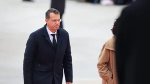 Ionuț Moșteanu, surprins în Parlament sorbind din cafea în timpul imnului național