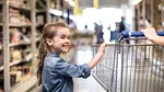 72% dintre părinți recunosc că ajung să cumpere ce le cer copiii la supermarket, chiar dacă nu voiau