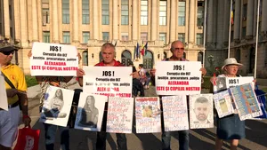 Protest în Piaţa Revoluţiei, de ziua Alexandrei: Zeci de oameni s-au adunat în faţa MAI/ „Alexandra este şi copilul meu” | FOTO, VIDEO
