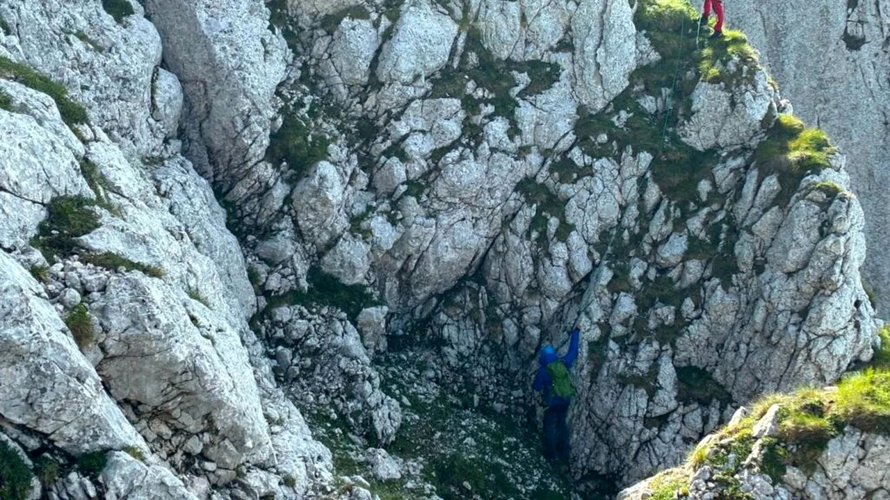 Intervenție de 7 ore pentru salvarea a 4 turiști blocați într-o zonă periculoasă din Piatra Craiului