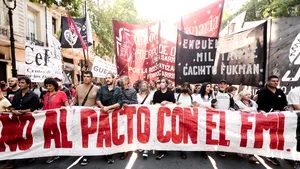 Proteste în Argentina. Mii de oameni au ieşit în stradă pentru a denunţa acordul de plată al datoriei externe către FMI