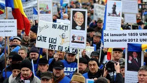 Peste 100 de cadre militare în rezervă pichetează Prefectura Cluj, cerând demisia lui Traian Băsescu