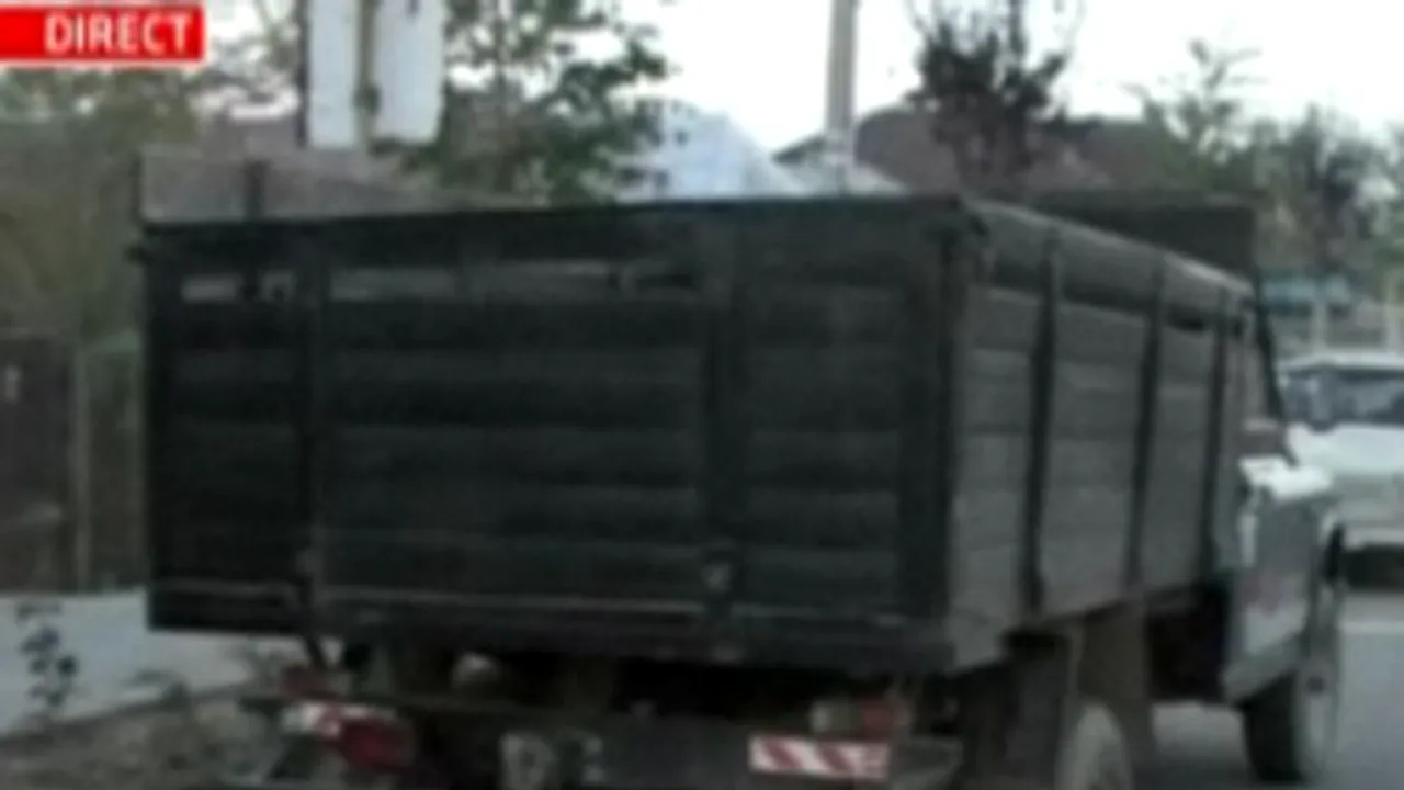 O fetiţă de un an şi jumătate a murit după ce a fost lovită de tatăl ei cu maşina - VIDEO
