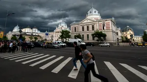 Un bărbat a murit în urma furtunii din Bucureşti. Mai multe maşini au fost avariate de copacii căzuţi - FOTO, VIDEO