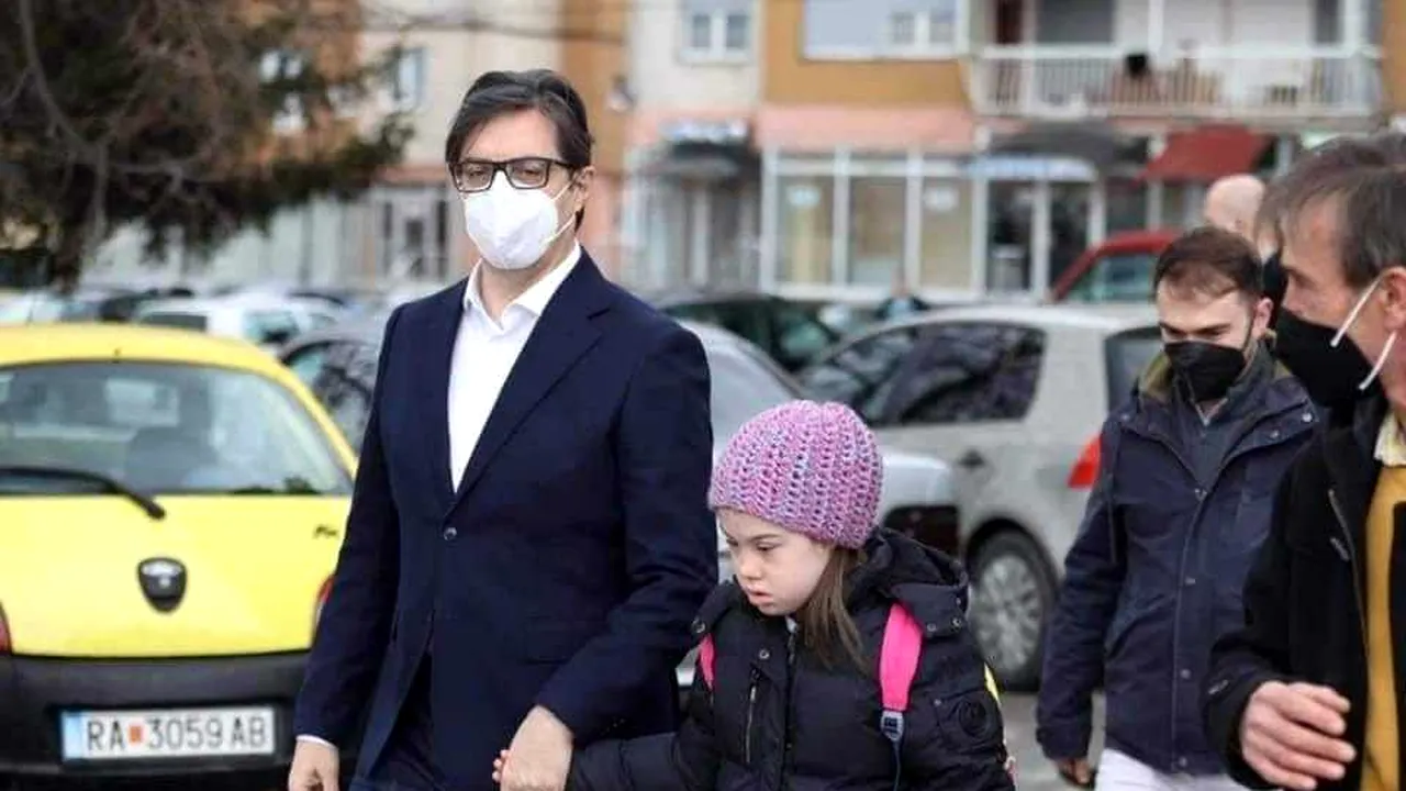 Preşedintele Macedoniei de Nord a însoţit la şcoală o fetiţă de 11 ani cu sindromul Down. Eleva, agresată de colegi

