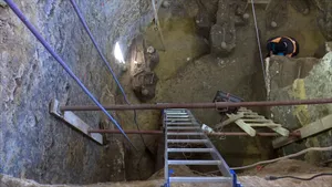 GALERIE FOTO Criptă goală şi 30 de SCHELETE îngropate la diferite adâncimi, descoperite la Iaşi: Săpăturile au descoperit şi vestigii de a căror existenţă nu se ştia