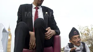 Cel mai înalt om din lume s-a întâlnit cu cel mai scund om din lume - FOTO